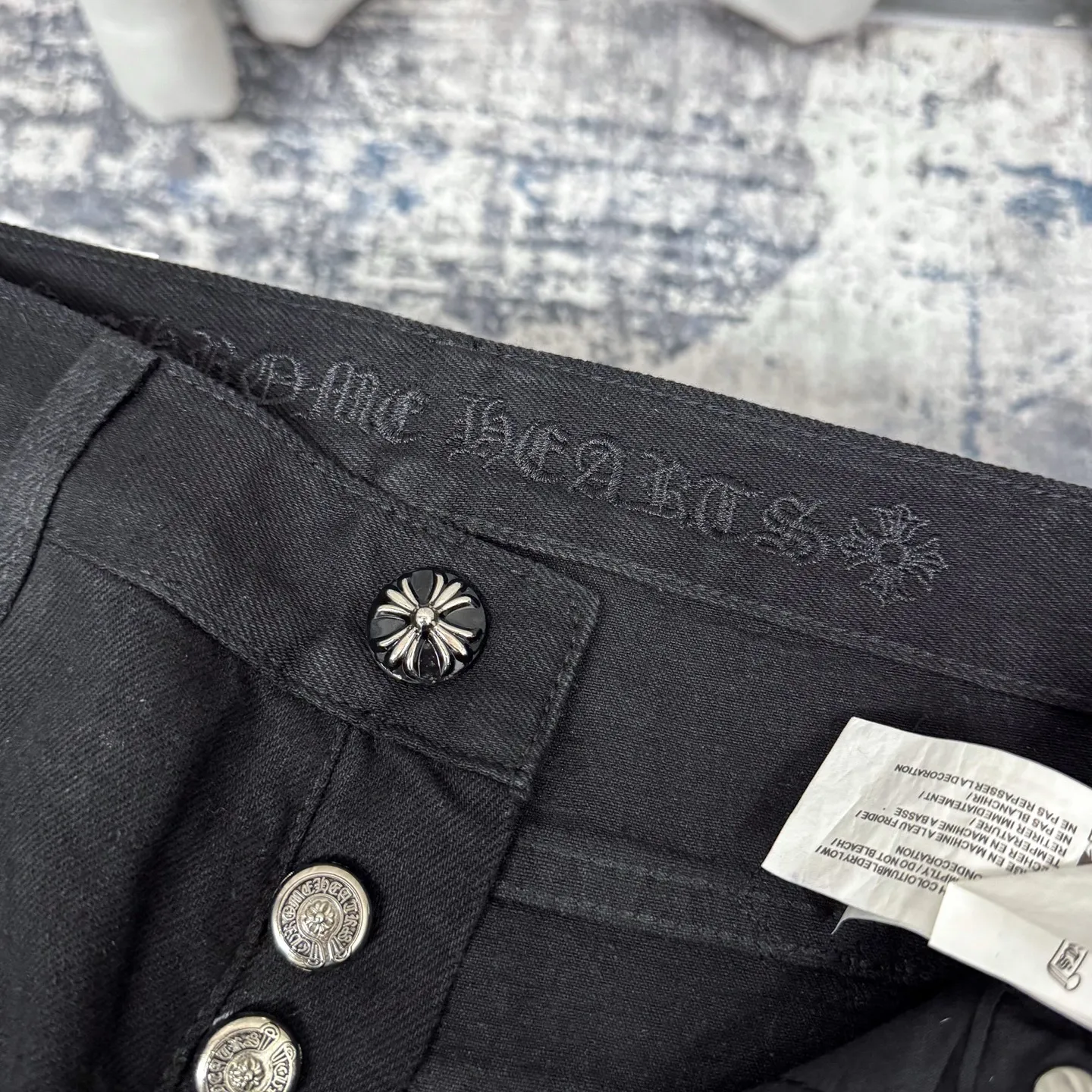 P280 Chrome Hearts ch Chrome Hearts Cherry Blossom Pink Checkerboard Cross Patch Leather Jeans, Original 5W+ It is well known that chromehearts jeans use vintage Levis jeans as the base for creation. They usually add their own unique silver buckles and silver ornaments, plus leather embellishments. This is the reason why the value of these vintage jeans doubles. Because the base is vintage jeans, the jeans themselves have been very soft and comfortable after years of baptism. This can be distinguished from ordinary jeans. Regarding the size, you should also refer to the pants data. Size: 28 30 32 34 (corresponds to S-XL) Size chart: 28 Waist 76 Pants length 104 Hips 102 30 Waist 80 Pants length 105 Hips 106 32 Waist 84 Pants length 106 Hips 110 34 Waist 88 Pants length 107 Hips 114